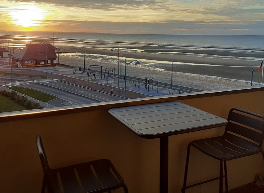 Coucher de soleil photographié depuis l'intérieur de l'appartement