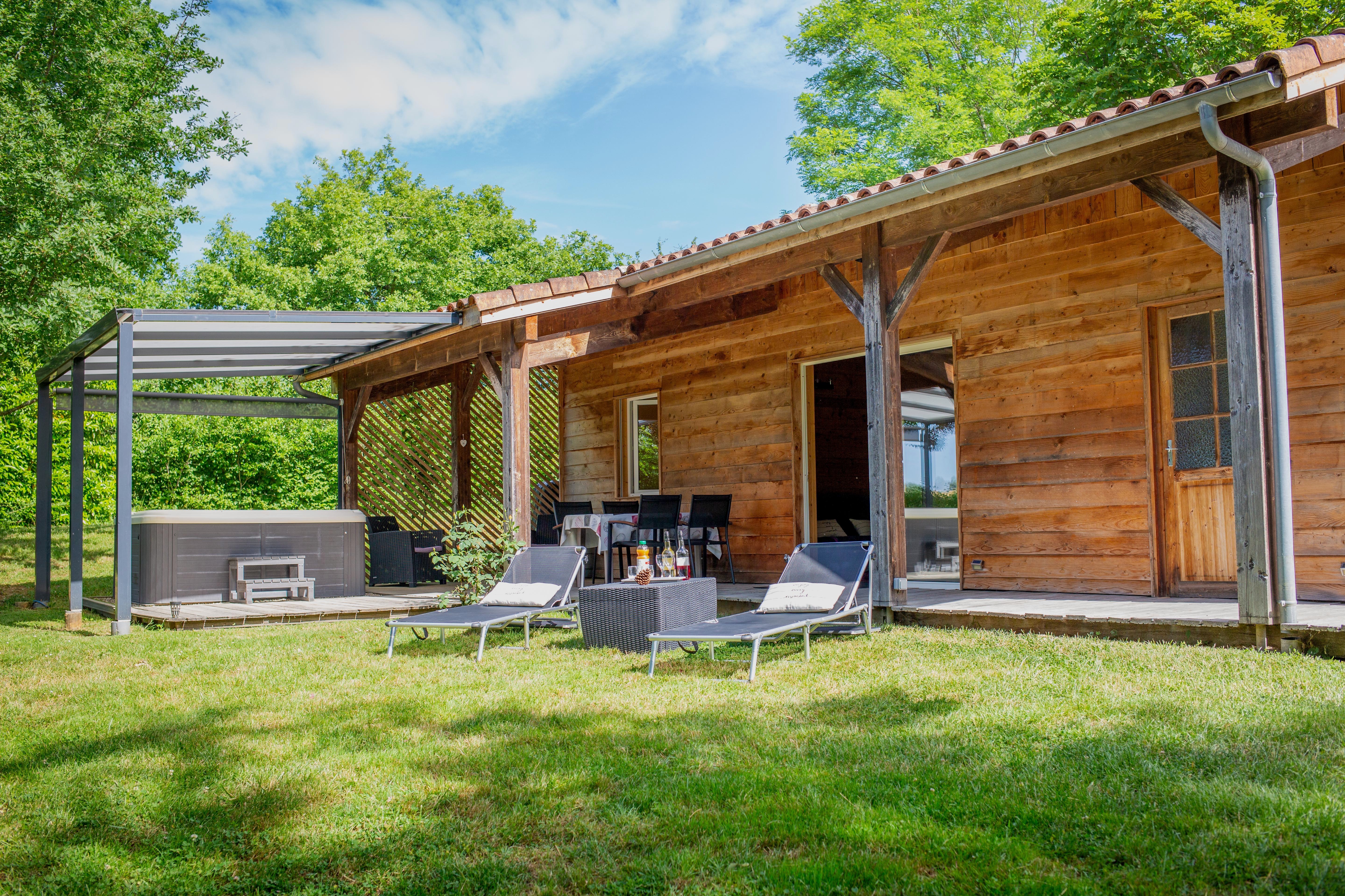 Chalet Cèdre : pour vous ressourcer durant un court séjour ou pour vos vacances au coeur du Gers