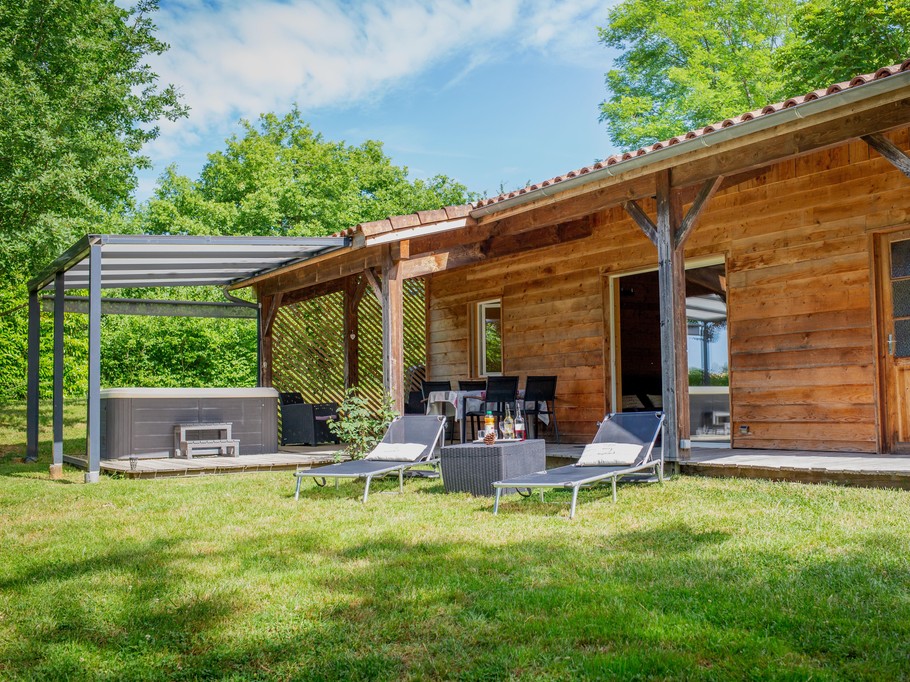 Chalet Cèdre : pour vous ressourcer durant un court séjour ou pour vos vacances au coeur du Gers