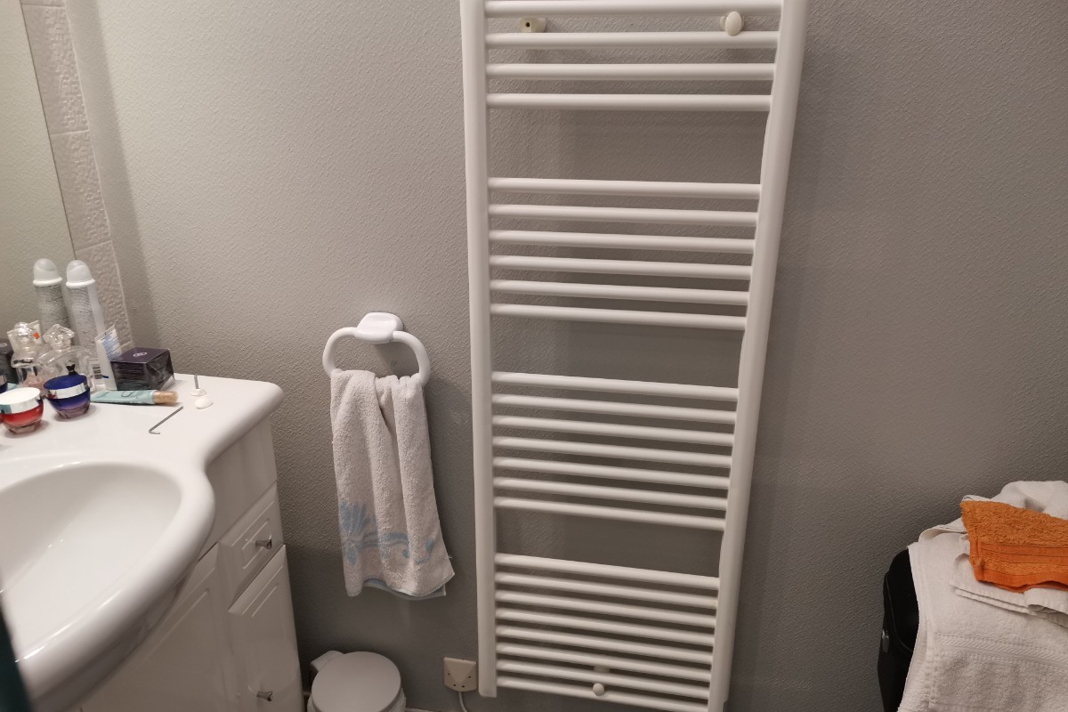 Salle d'eau avec sèche serviettes