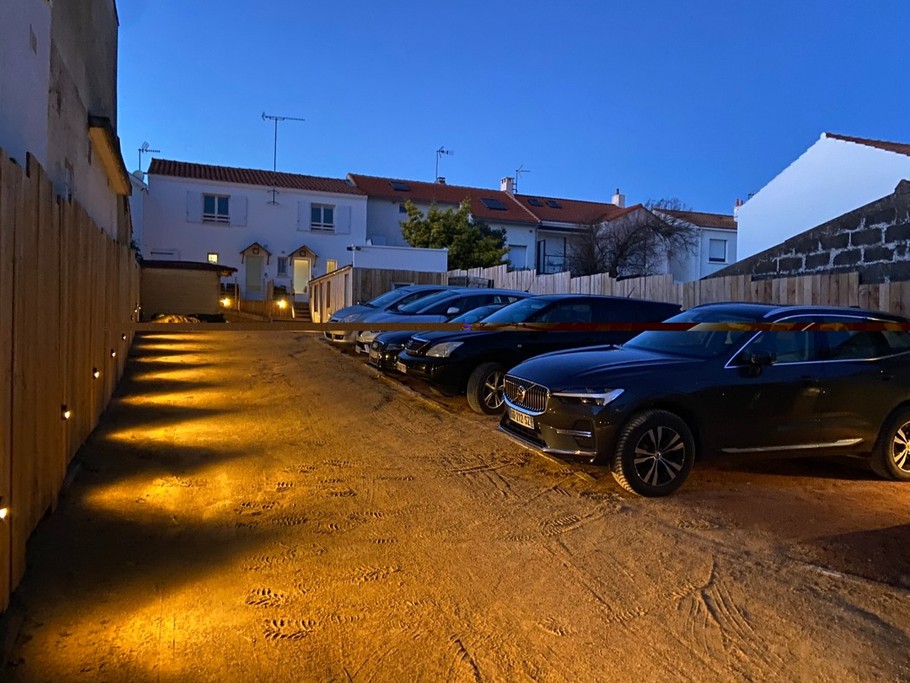 parking privé et sécurisé avec branchement pour véhicule électrique
