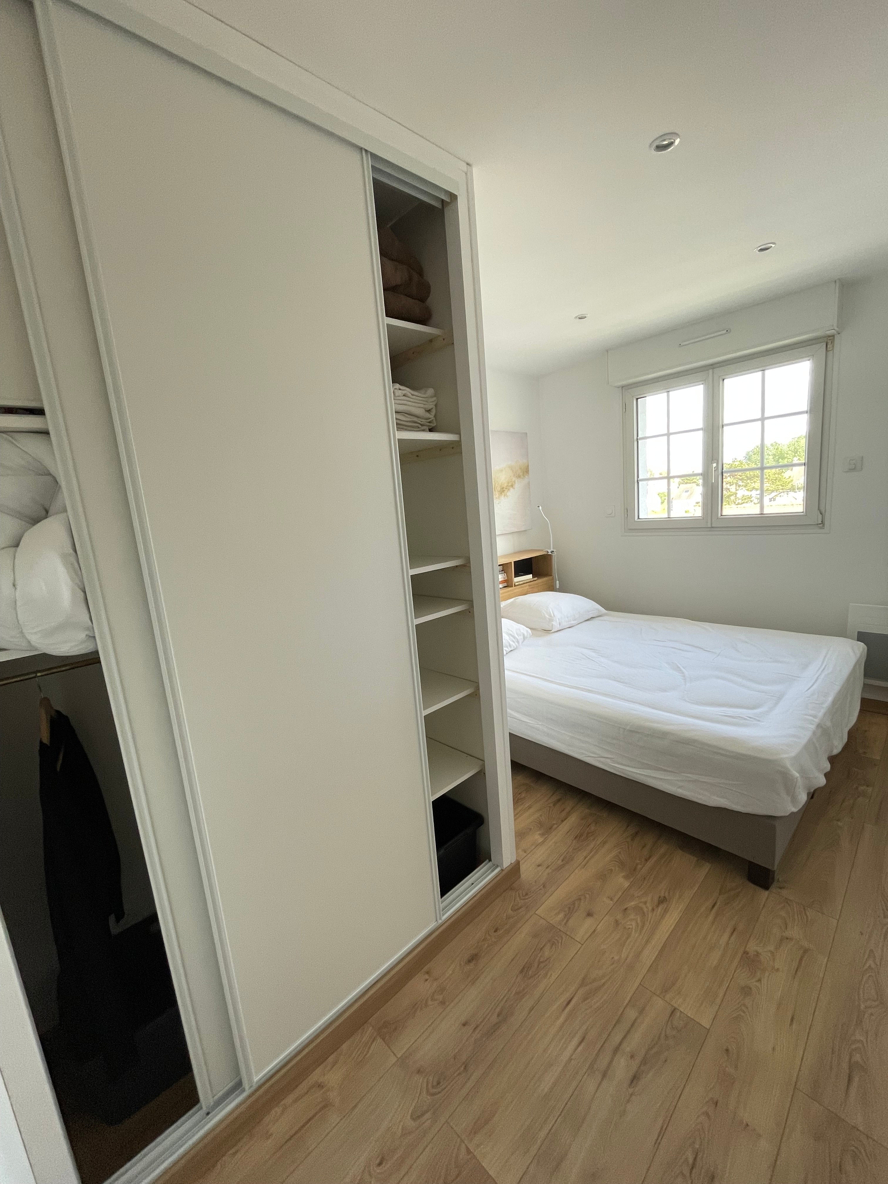 ROOM WITH ELECTRIC BLINDS