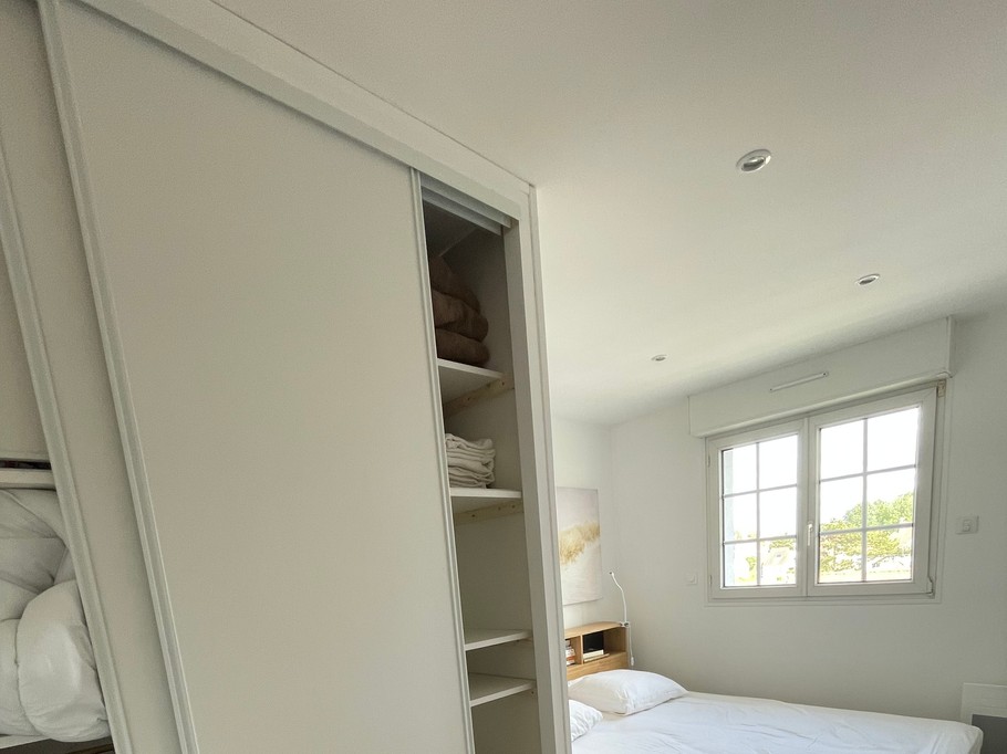 CHAMBRE AVEC PERSIENNES ÉLECTRIQUES