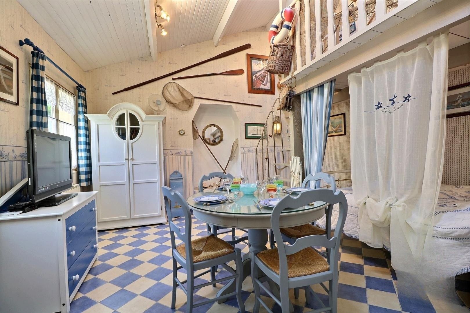 Chambre pour 3 personnes avec TV et table à manger. (1 lit 140 cm au RDC et 1 lit 90 cm à l'étage dans la mezzanine).