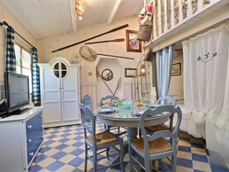 Chambre pour 3 personnes avec TV et table à manger. (1 lit 140 cm au RDC et 1 lit 90 cm à l'étage dans la mezzanine).