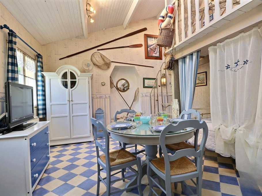 Chambre pour 3 personnes avec TV et table à manger. (1 lit 140 cm au RDC et 1 lit 90 cm à l'étage dans la mezzanine).