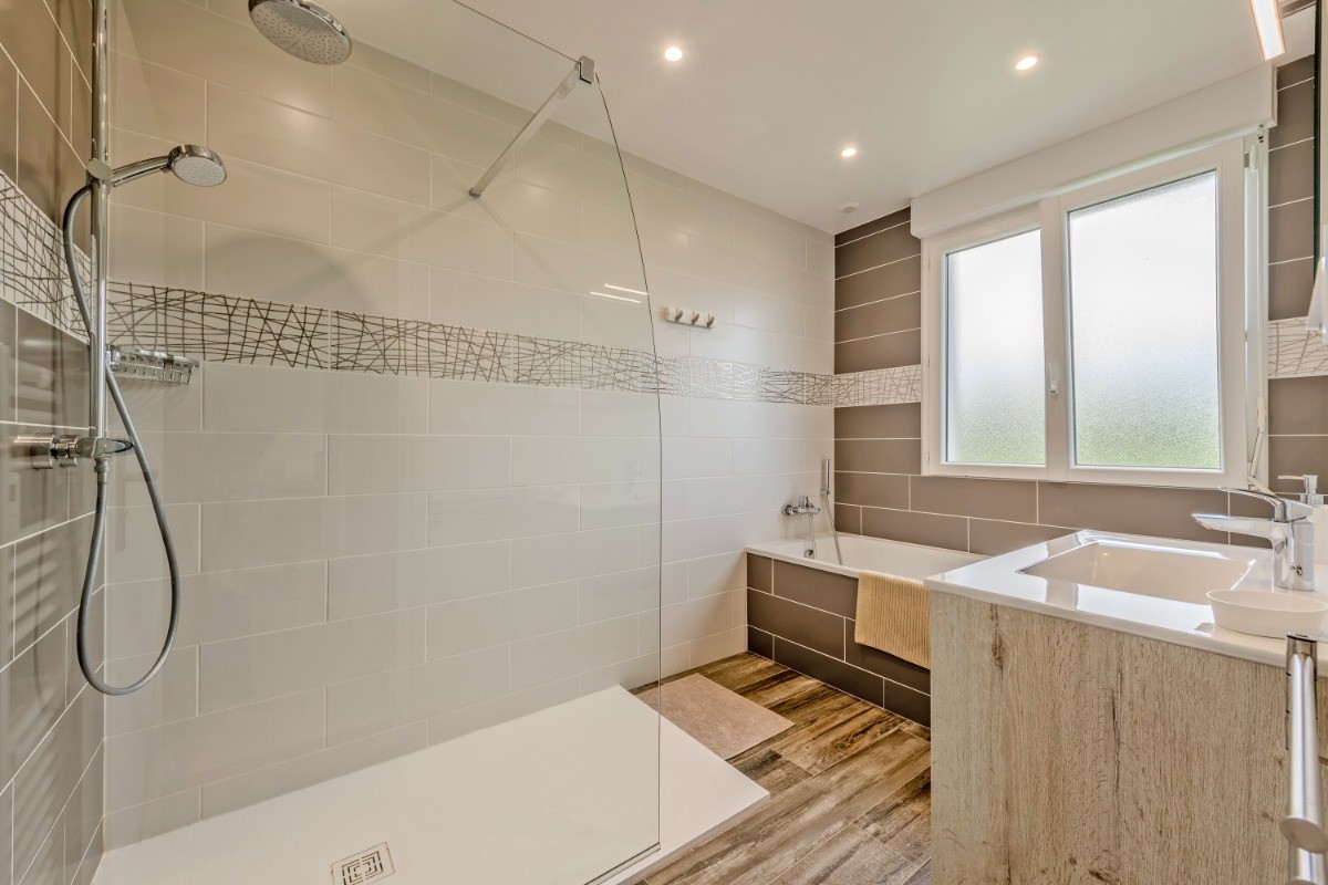 RDC: salle d'eau avec douche et baignoire