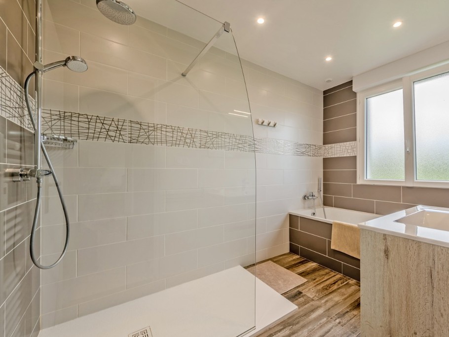 RDC: salle d'eau avec douche et baignoire