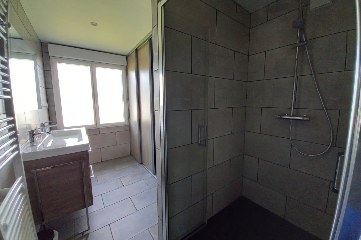 salle d'eau avec une grande douche et un grand placard