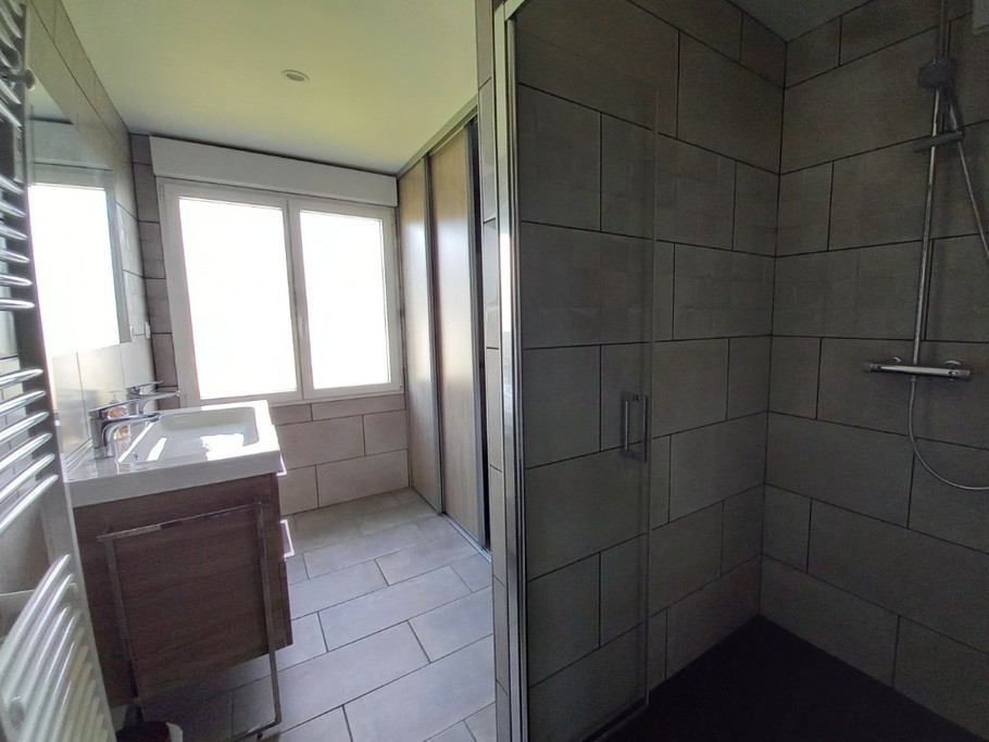 salle d'eau avec une grande douche et un grand placard