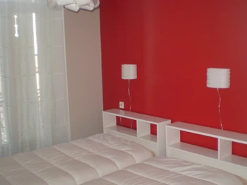 2eme Chambre  ( mitoyenne )2eme étage