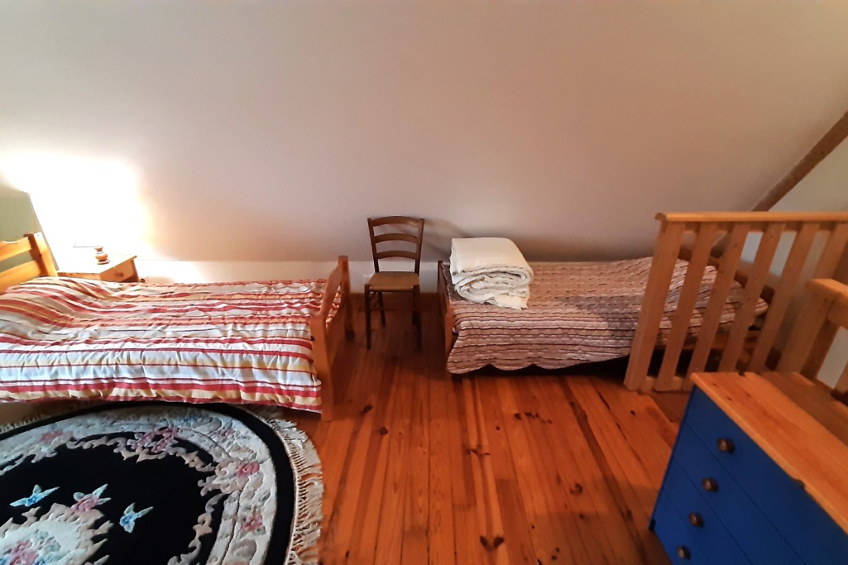 Chambre au 2ème étage mansardé : 3 lits 1 pers. en 90x190 cm