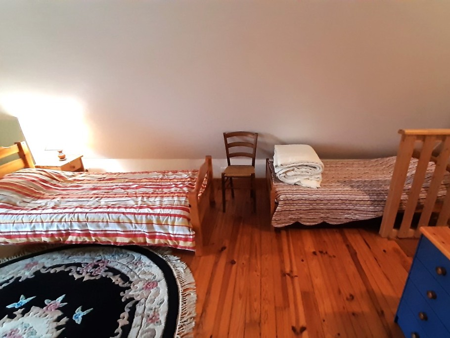 Chambre au 2ème étage mansardé : 3 lits 1 pers. en 90x190 cm