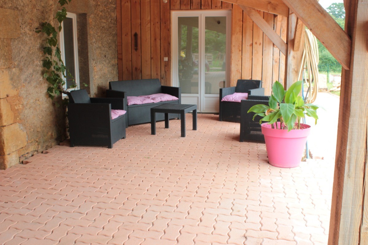 Terrasse privée, vue sur la piscine creusée