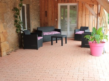 Terrasse privée, vue sur la piscine creusée