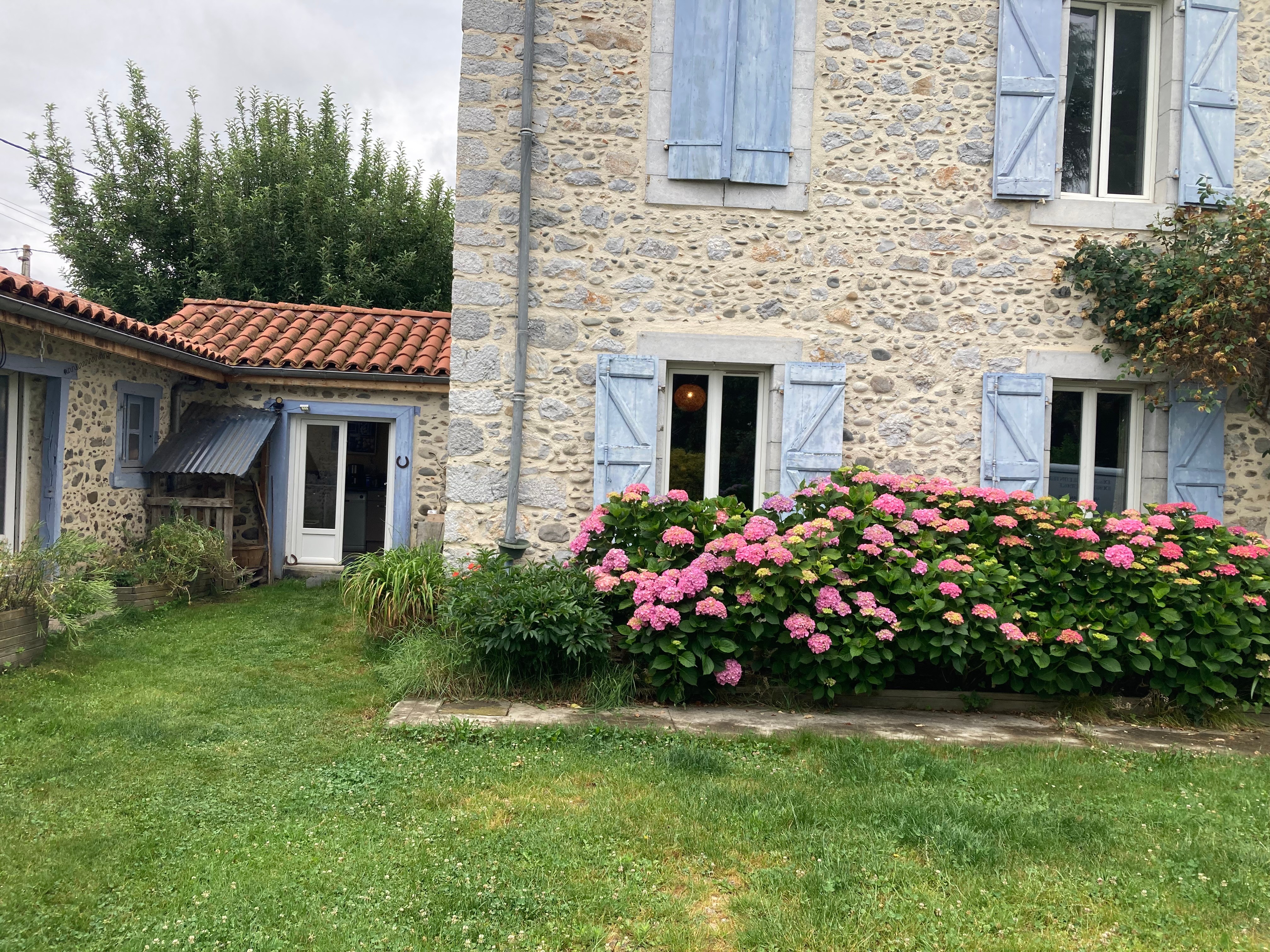 Entrée du gîte à gauche