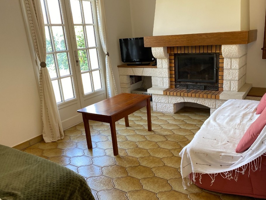 coin salon, cheminée, chaine HIFI, TV, Gîte Lisle sur Tarn, entre Albi et Toulouse, Occitanie