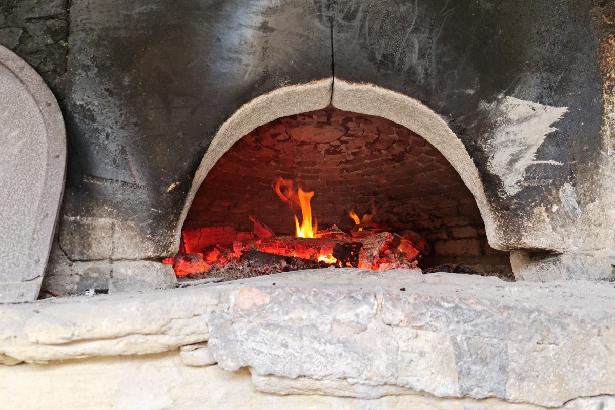 Le four à bois, prêt pour cuire vos pizza ou votre pain
