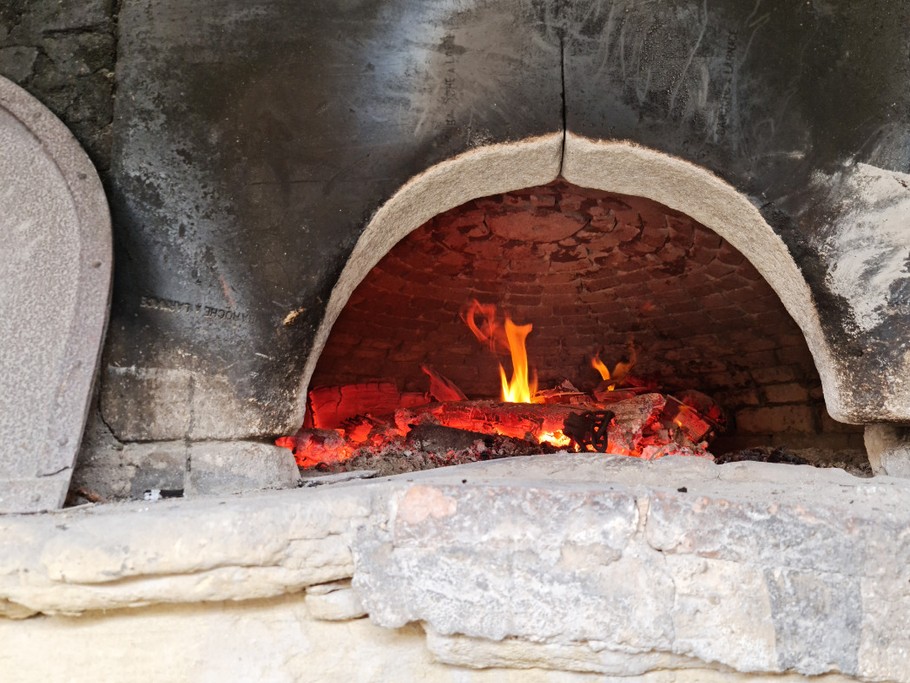 Le four à bois, prêt pour cuire vos pizza ou votre pain
