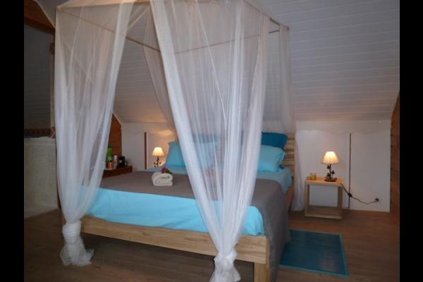 grand large et sa grande salle de bain avec baignoire à l'étage