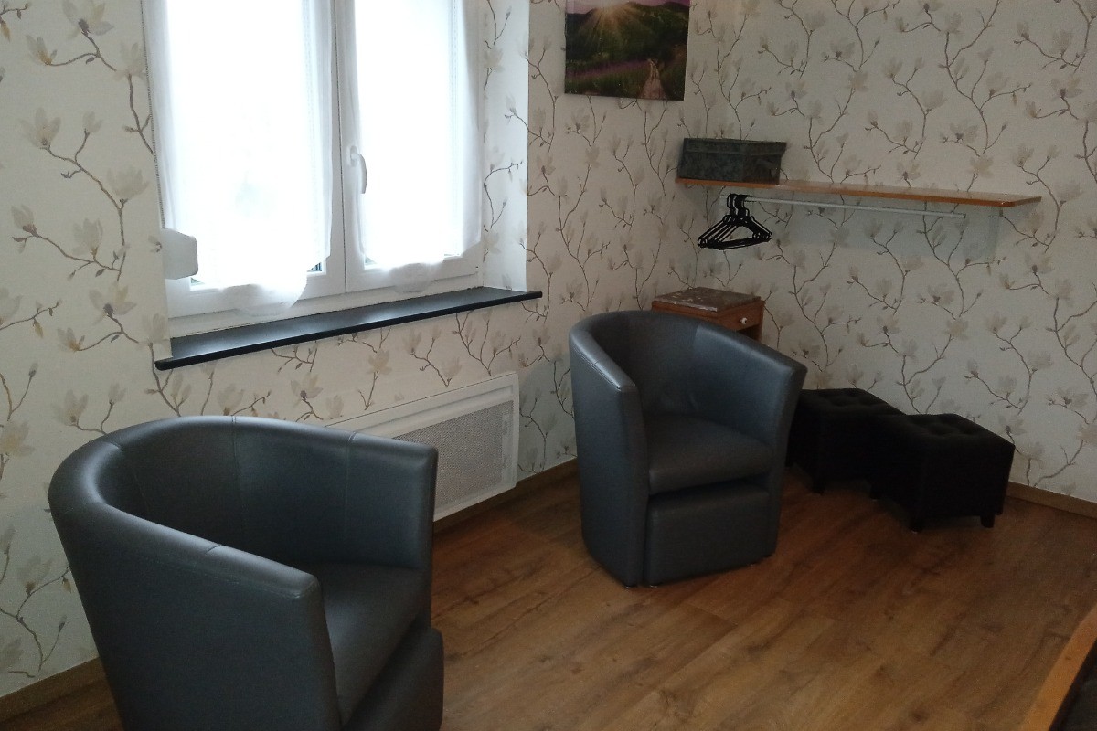 poufs dans la grande chambre avec porte manteaux