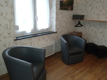 poufs dans la grande chambre avec porte manteaux