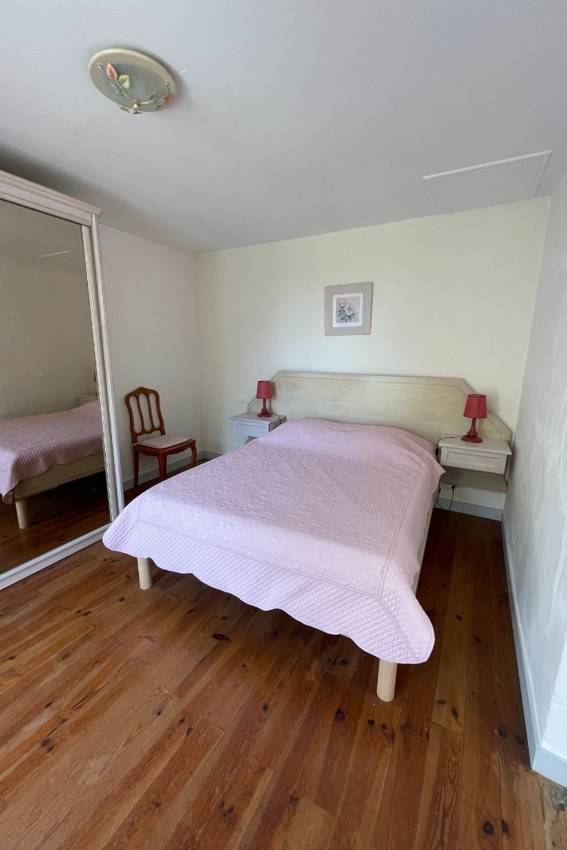 chambre avec lit double et grande armoire