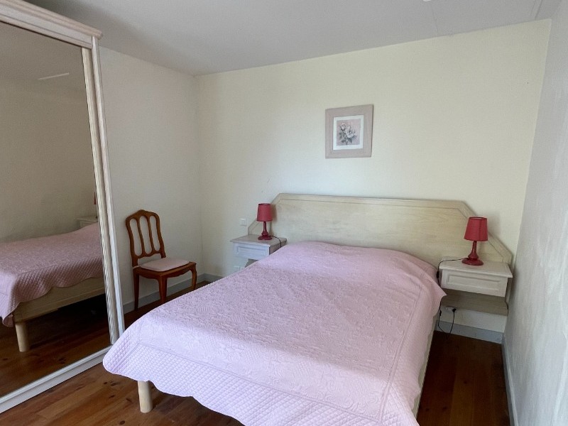 chambre avec lit double et grande armoire