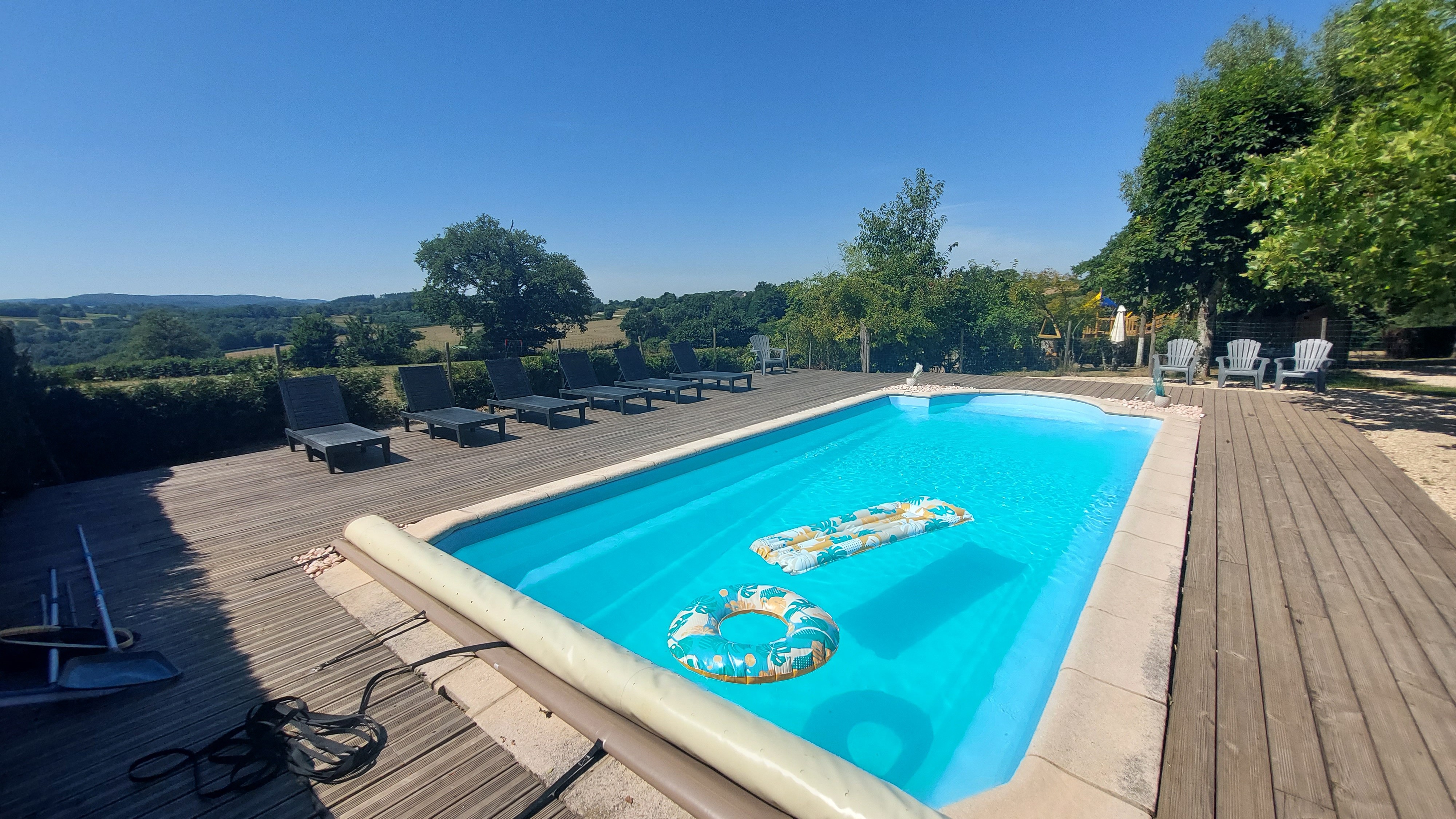 Piscine chaufée mi mai à mi septembre
Jolie vue