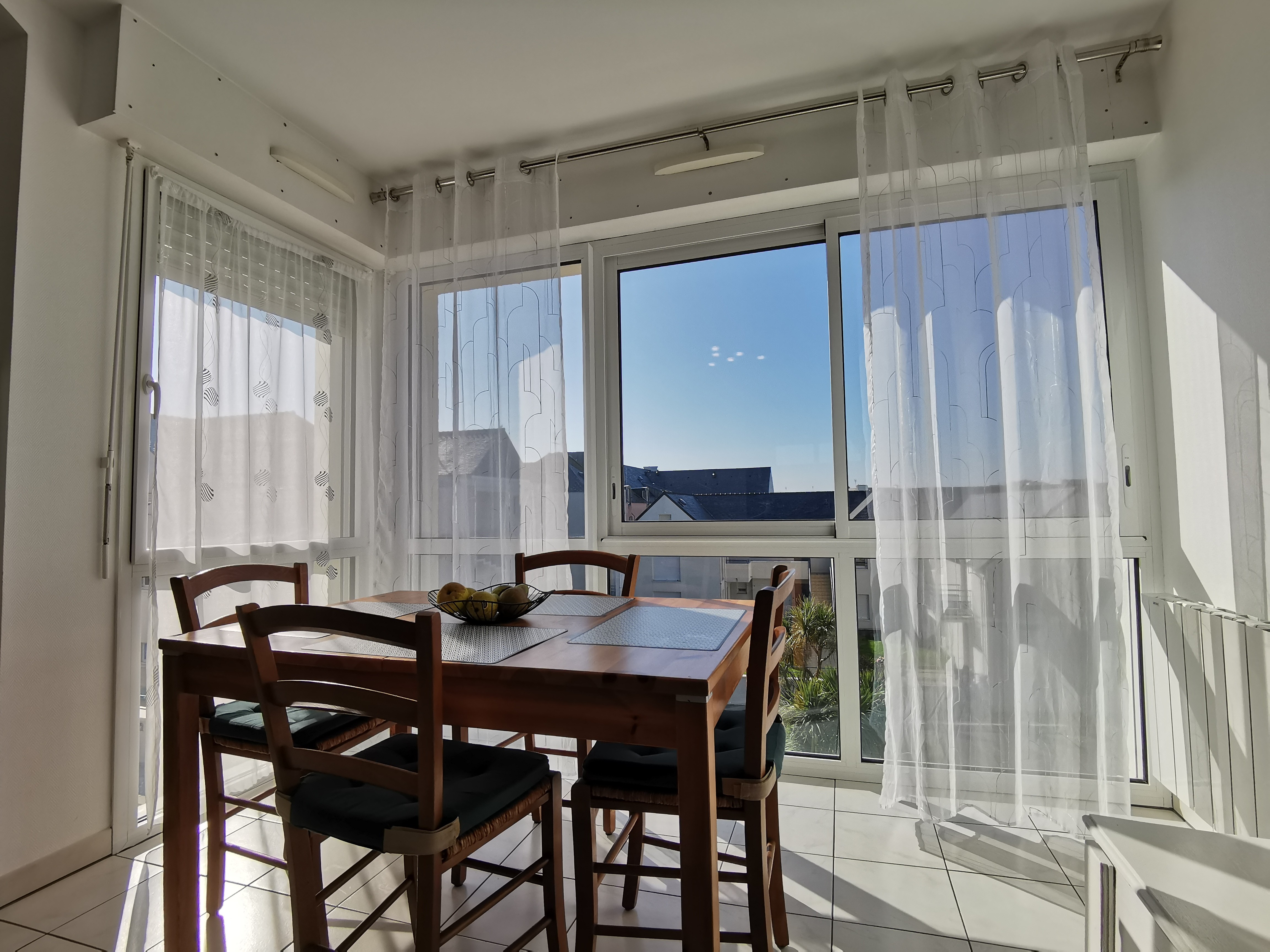 Séjour dans pièce de vie, large baie