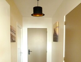 Couloir avec à gauche la salle d'eau et WC, au fond à gauche la chambre au lit 140 cm, à droite et au fond la chambre aux 2 lits 90 cm.