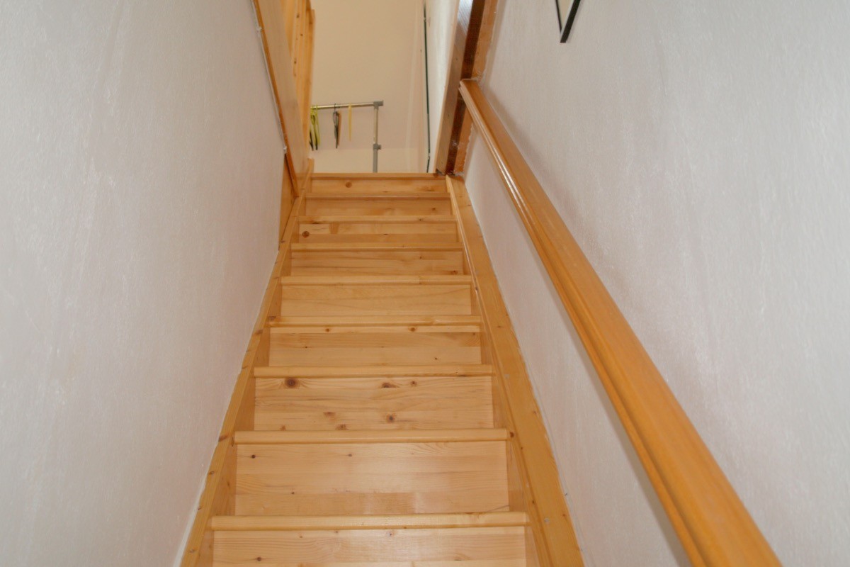 L'escalier qui mène à la chambre mansardée