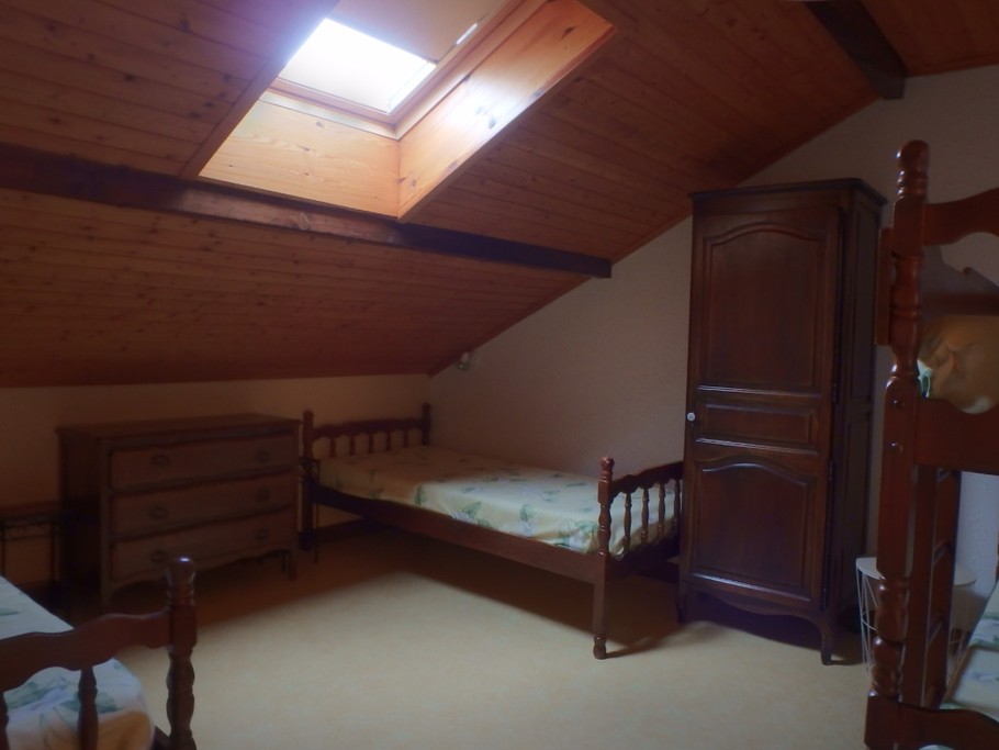 chambre avec 4 lits 1 personne