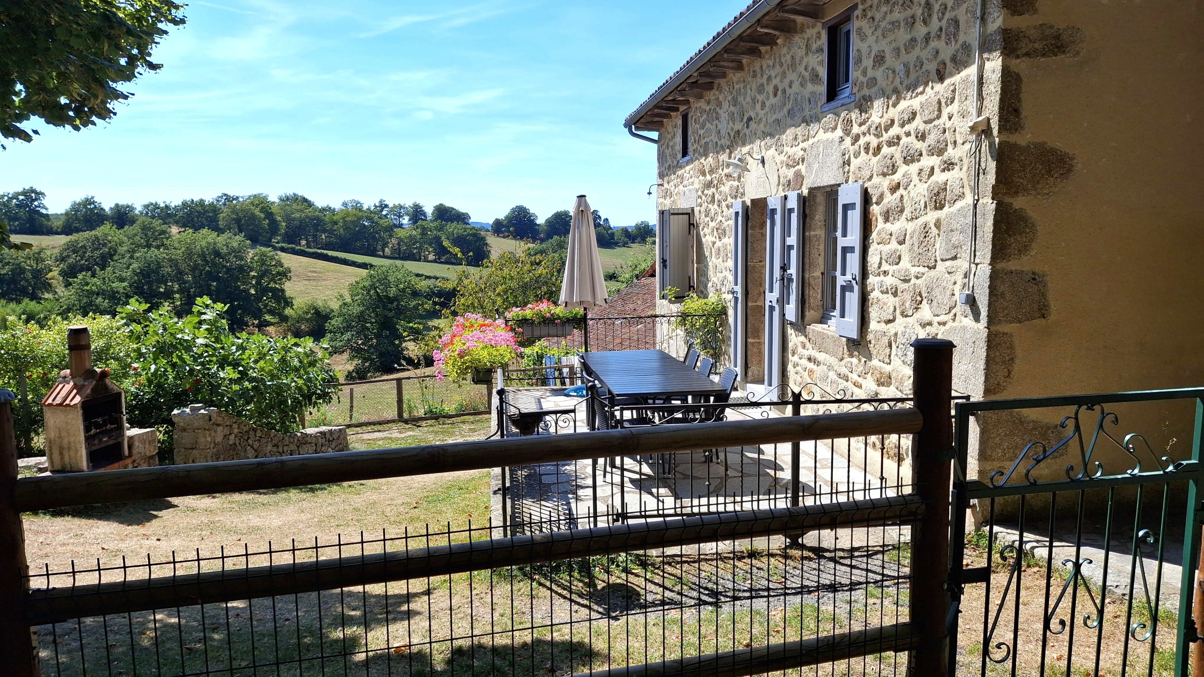 Grande terrasse avec vue sur la campagne