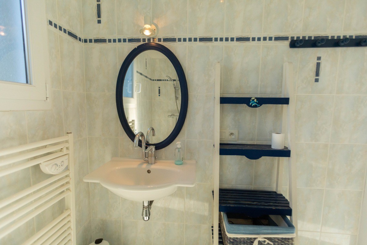 Clévacances -MAISON POUR 4 PERSONNES IDÉALEMENT SITUÉE PRES DE LA MER entre PERROS- GUIREC ET PAIMPOL - COTES D'ARMOR - BRETAGNE - salle de bain