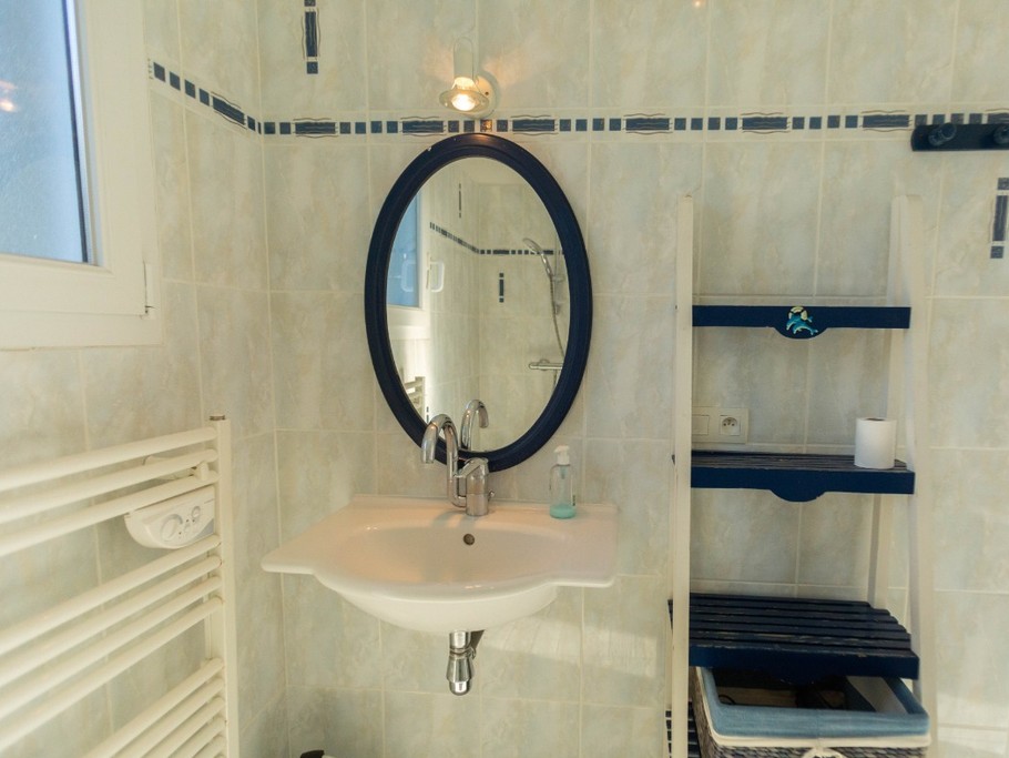 Clévacances -MAISON POUR 4 PERSONNES IDÉALEMENT SITUÉE PRES DE LA MER entre PERROS- GUIREC ET PAIMPOL - COTES D'ARMOR - BRETAGNE - salle de bain