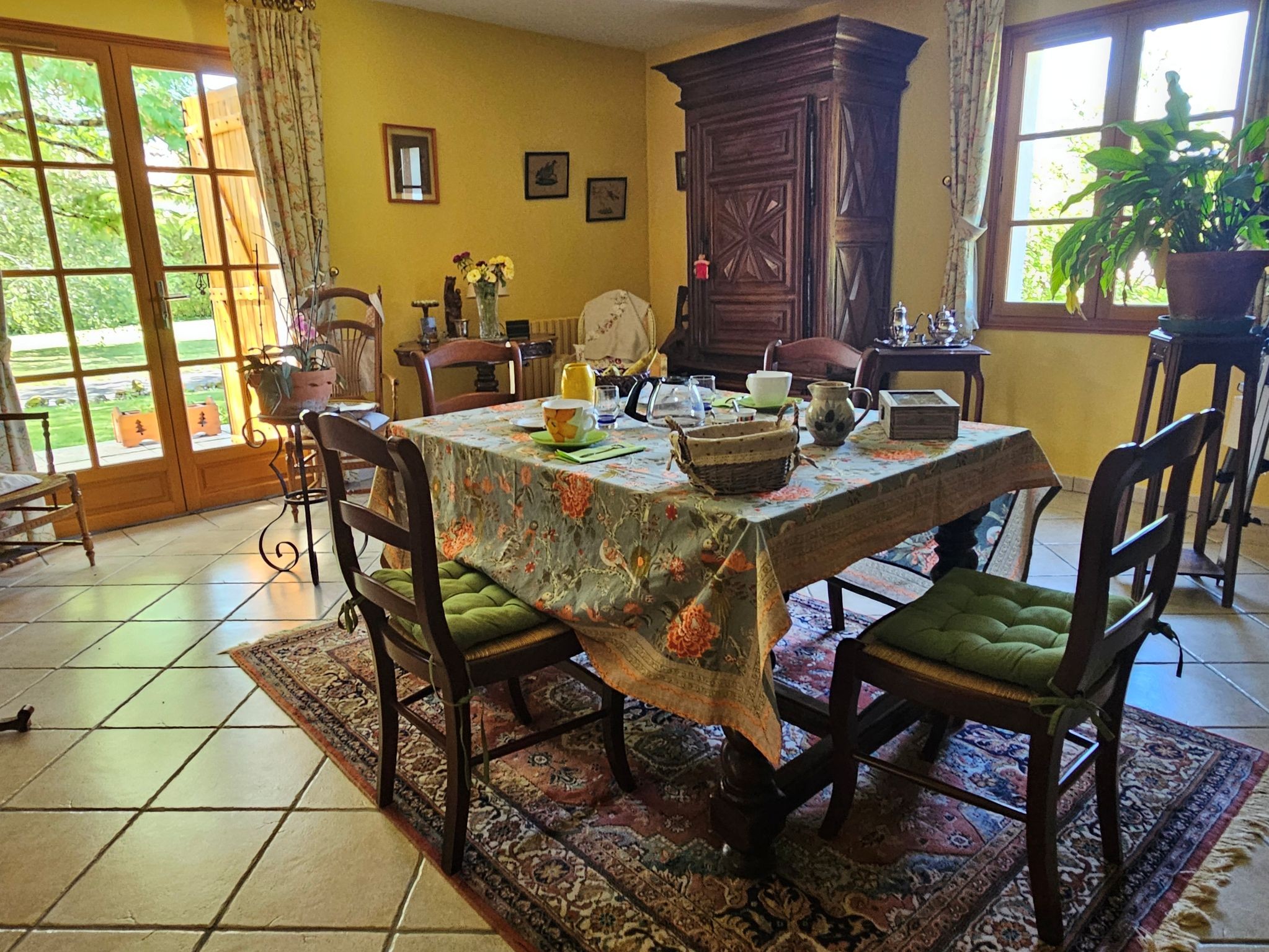 Le séjour des propriétaires où l'on prends son petit déjeuner, à Montbron en Charente