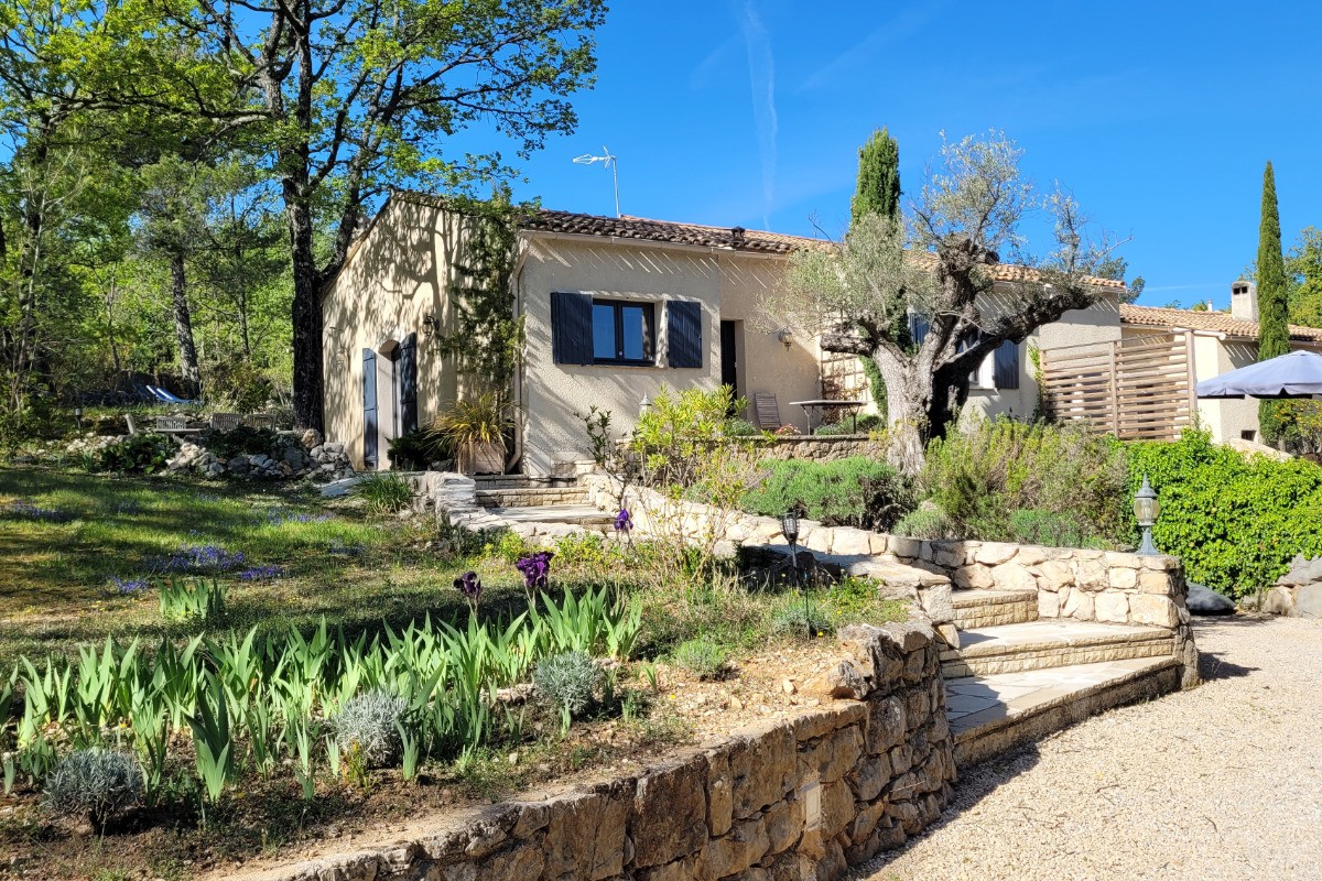 Façade maison de location, Clos de la Chesnaye à Mons (Var, Provence)