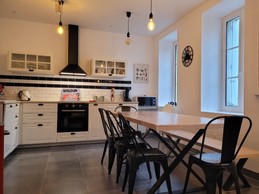 Le Saint, Location, Clévacances, Quemper-Guezennec, salon - séjour - cuisine au RDC