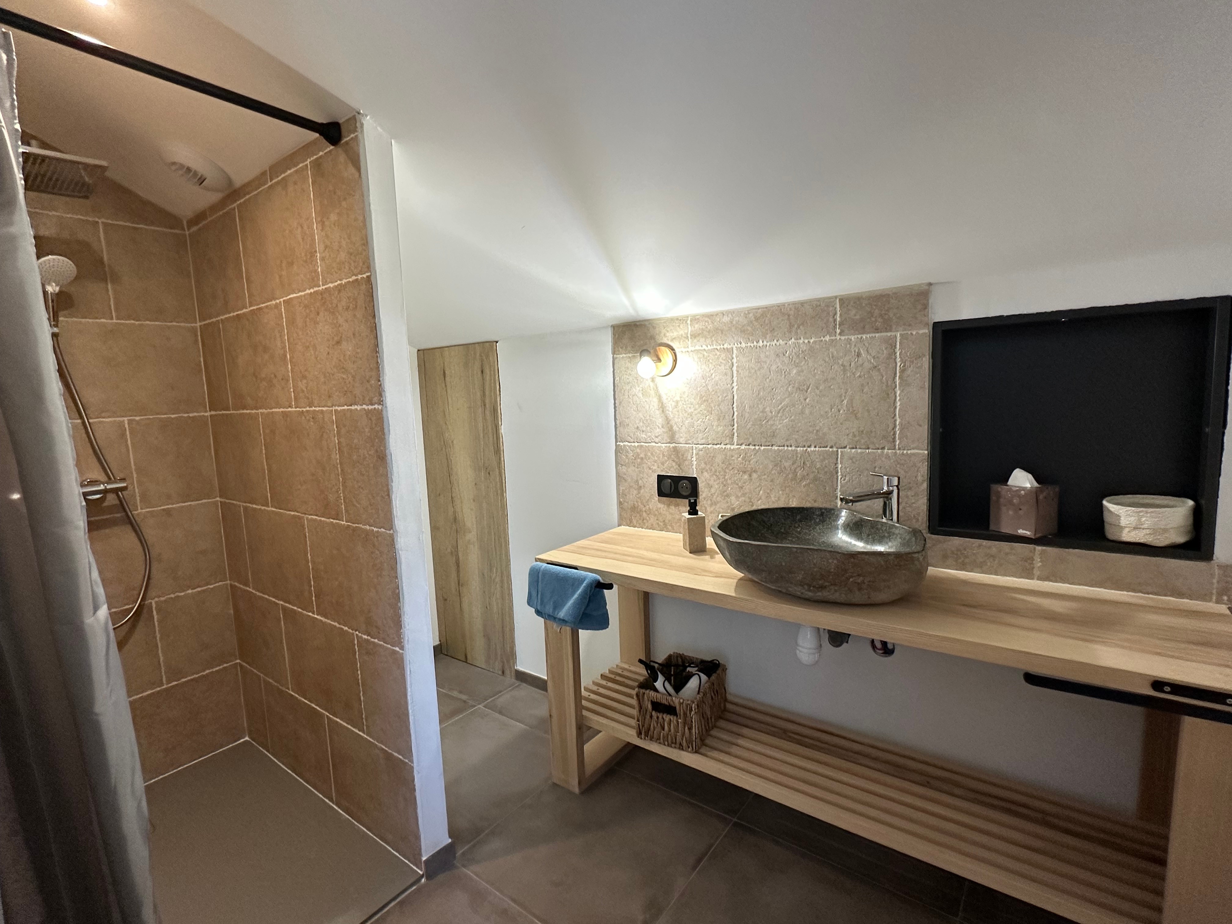 2ème salle d'eau attenant à la 2ème chambre