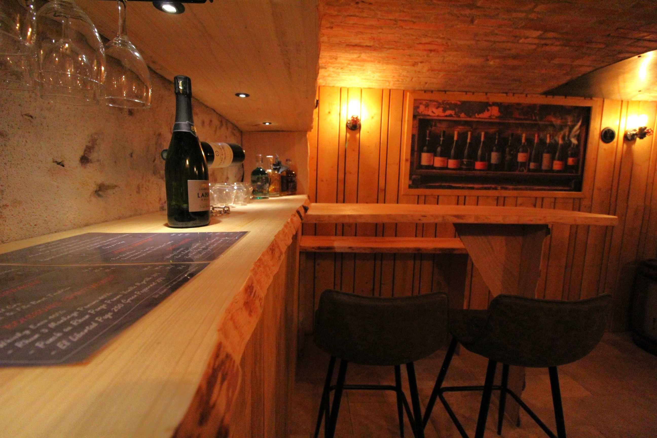Cave secrète avec bar et jeux de fléchette - Gîte de la gare d'Anould