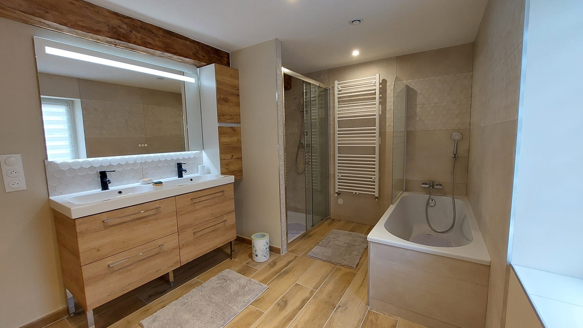 Salle d'eau et bain et toilette à l'étage