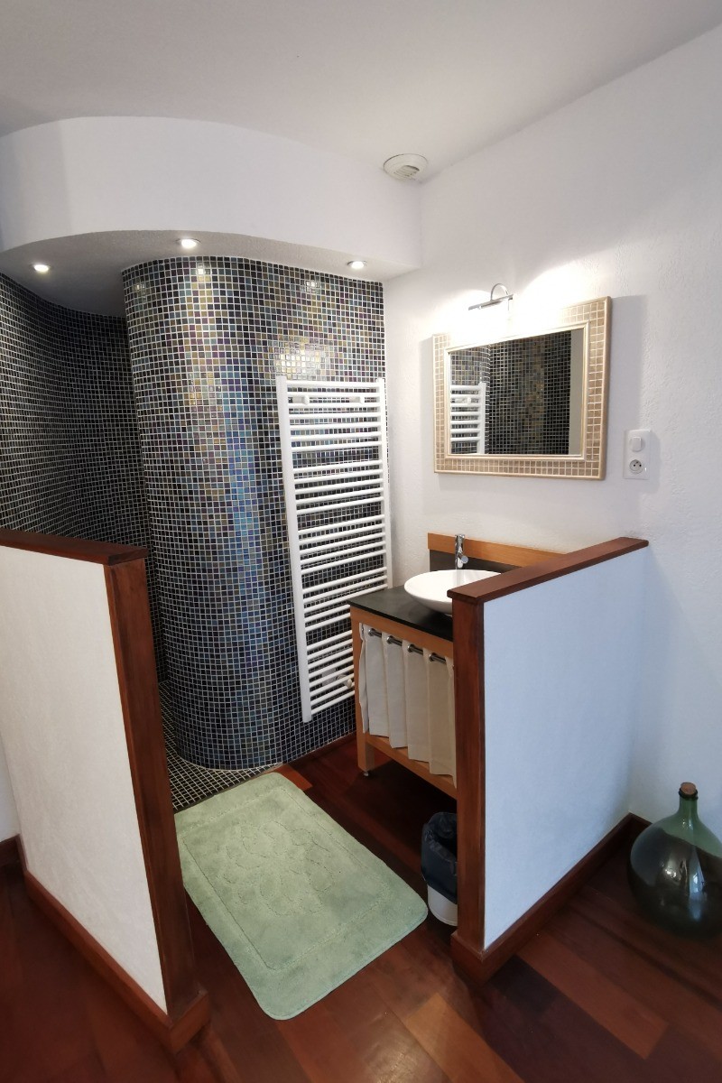 Douche attenante à la chambre