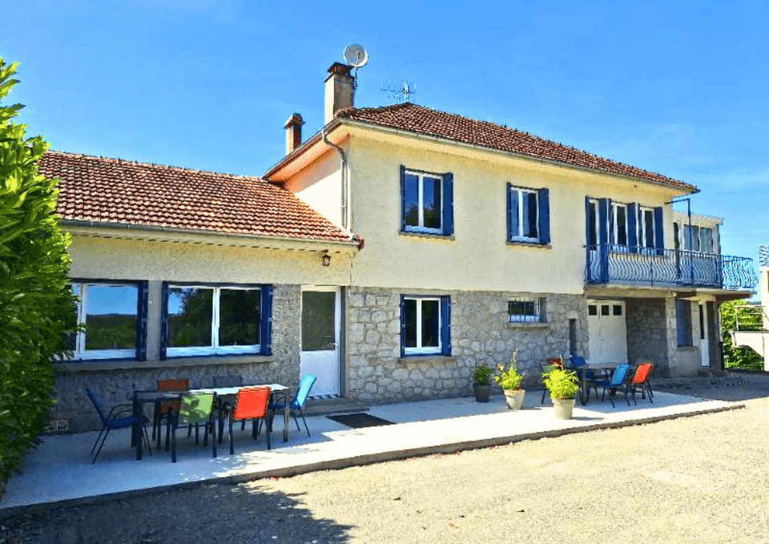 Façade de La Villa aux Fleurs avec accès au gîte Lilas à Saint-Gérons