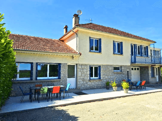 Façade de La Villa aux Fleurs avec accès au gîte Lilas à Saint-Gérons