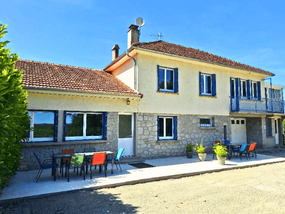 Façade de La Villa aux Fleurs avec accès au gîte Lilas à Saint-Gérons