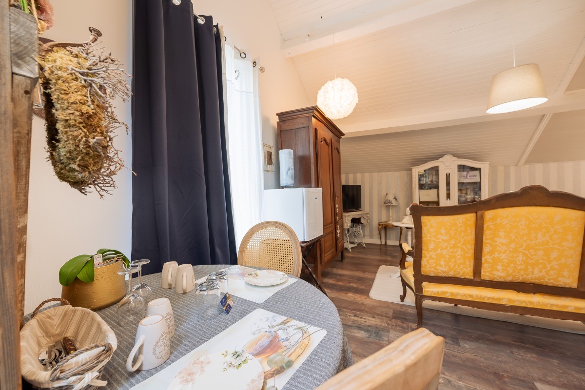 Espace petit-déjeuner avec vue sur le salon