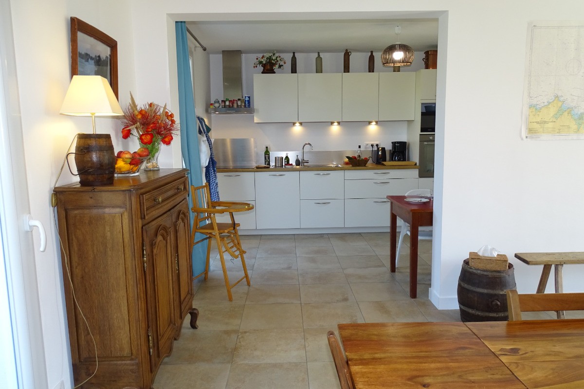 Cuisine moderne et équipée avec accès sur la terrasse.