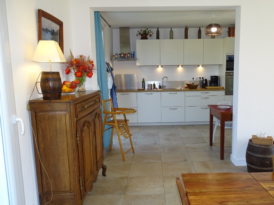 Cuisine moderne et équipée avec accès sur la terrasse.