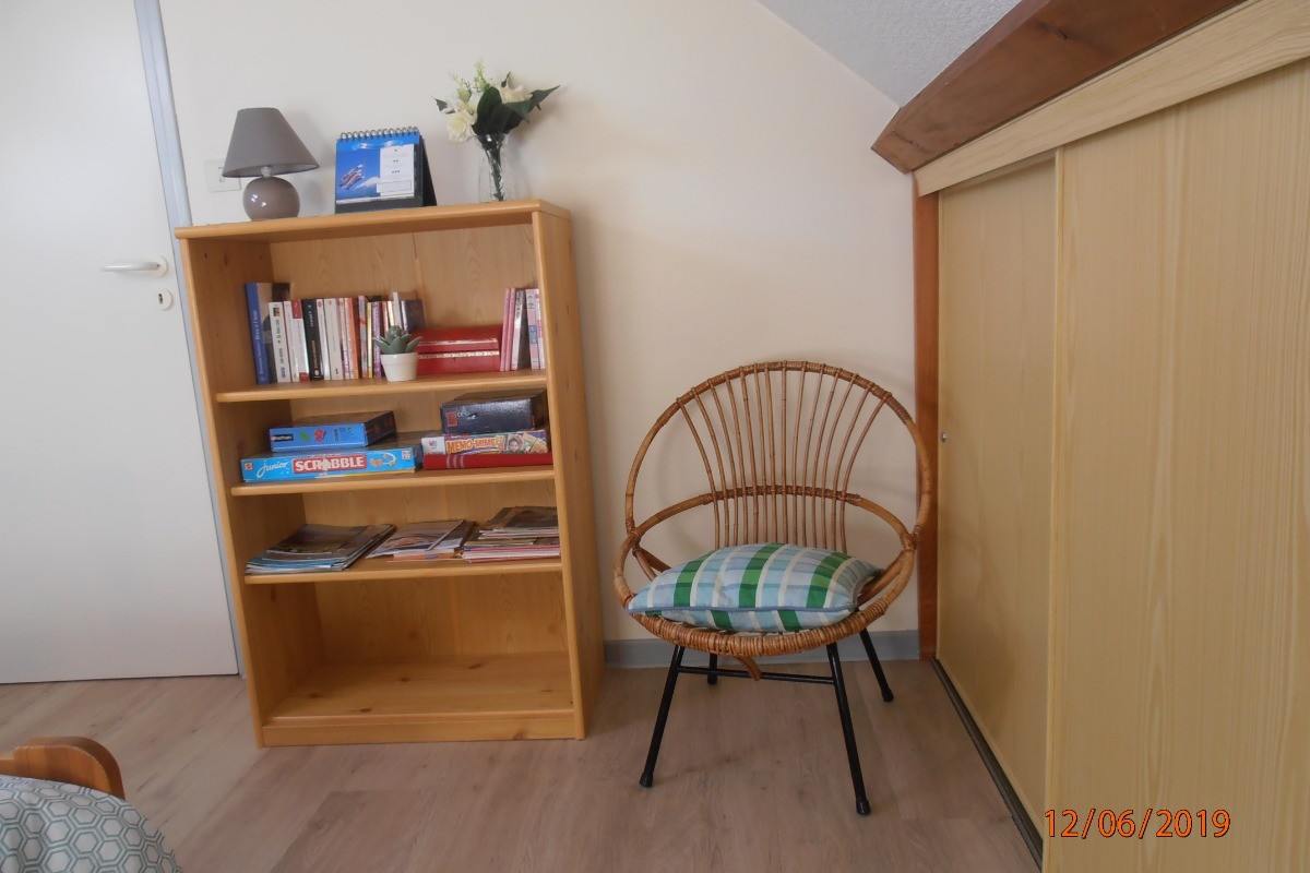chambre 2 : choix de livres, jeux, documentation touristique de la région